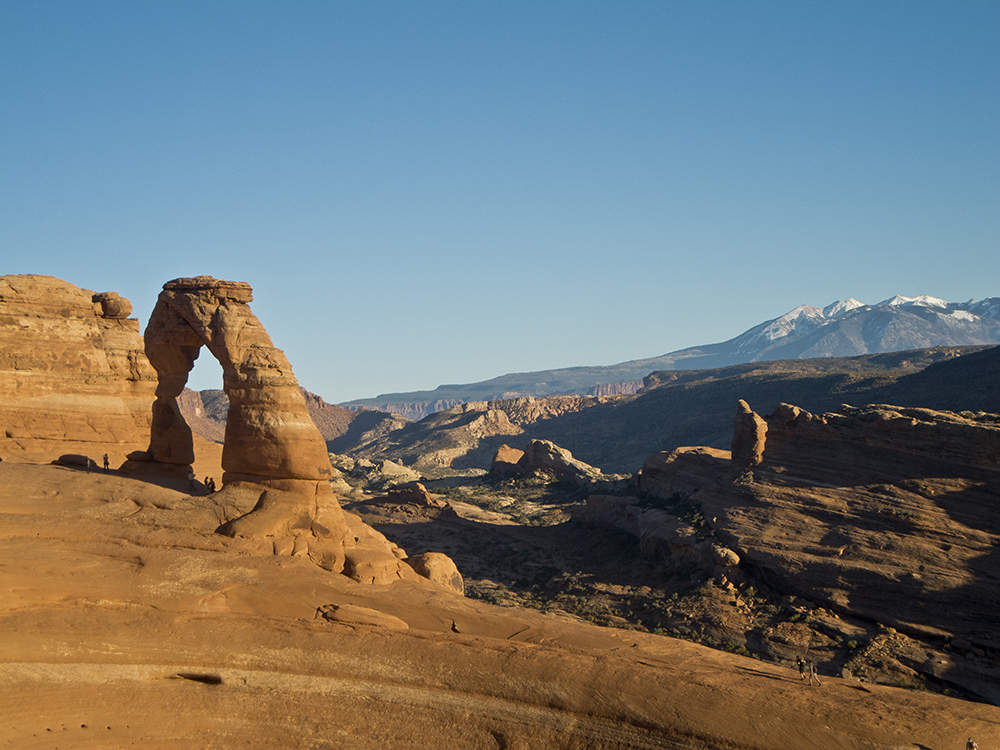 A view of the freestanding Delicate Arch to the left, with the La Sal Mountains to the right